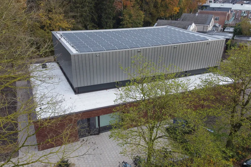 108 zonnepanelen op het dak van gymzaal de brug drone video steiner