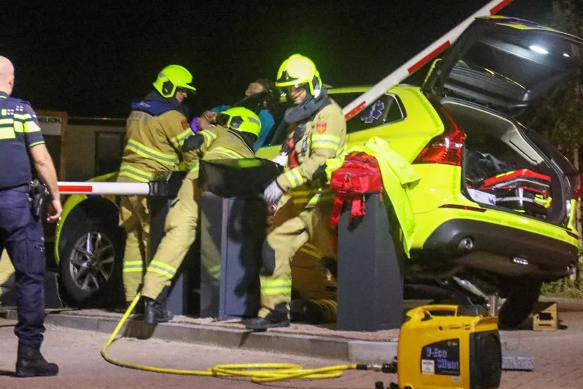 ambulance botst op slagboom