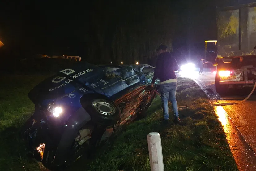 auto over de kop in de sloot