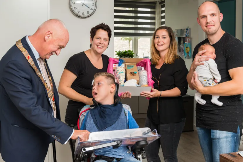 burgemeester van dijk met ouders evert jan brenda zoontjes marco en joep en aangeefster heleen