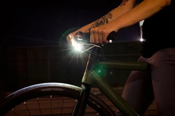 fietsverlichting lamp op fiets in donker1