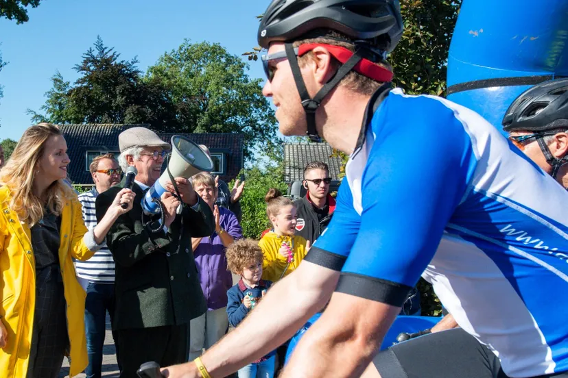 foto 2 mr frank visser geeft startschot 2bike4alzheimer