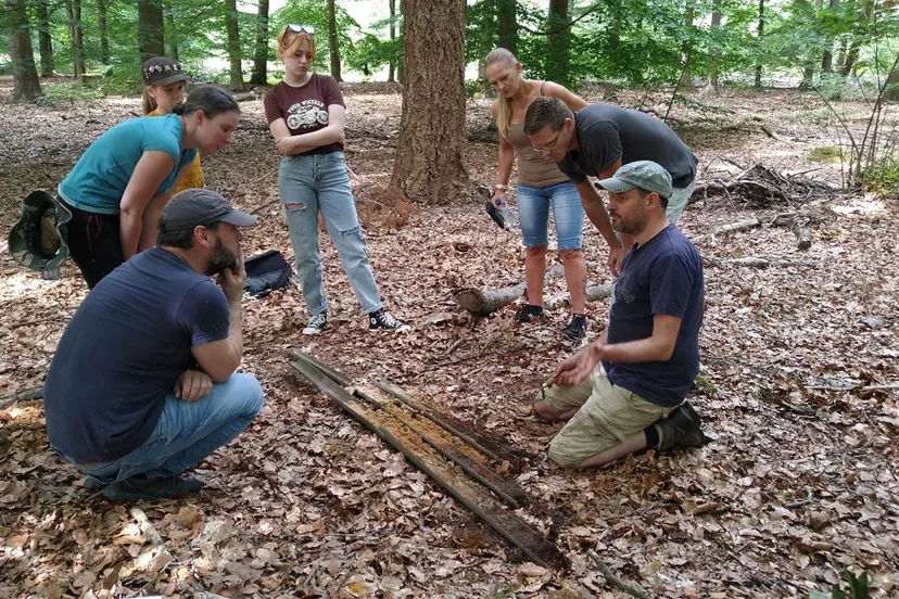 foto 2 vrijwilligers aan de slag voor erfgoed gezocht 1