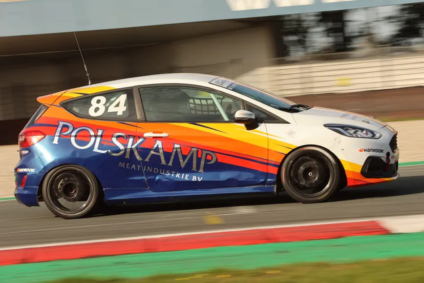 gianni van de craats in actie op weg naar podium op tt circuit in assen scaled