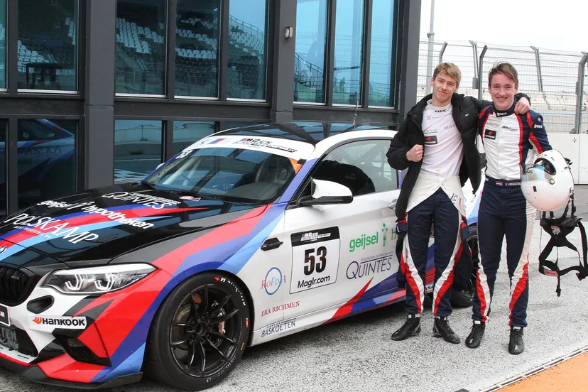 gianni van de craats links en sen roodenburg rechts pakken tot twee keer toe podium bij debuut in bmw m2 cup imgm0193
