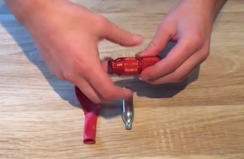 lachgaspatroon met gebruikhuls prtsc youtube