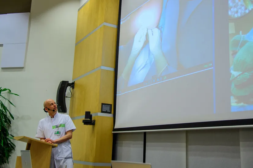 live vanuit de operatiekamer fysiotherapeuten kijken mee met knieoperatie1 scaled