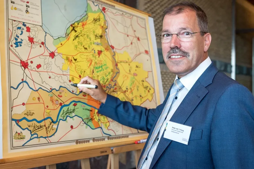 peter van t hoog ondertekent agenda veilig buitengebied