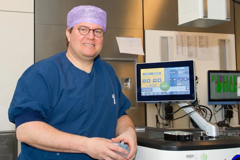 uroloog michael kortleve bij het laserapparaat