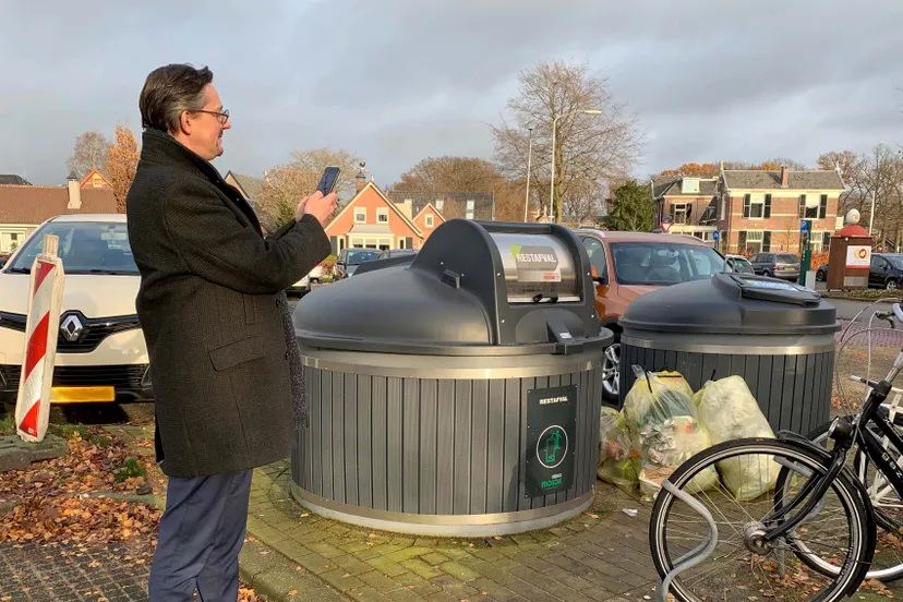 wethouder andr van de burgwal laat zien hoe de mijngemeente app werkt