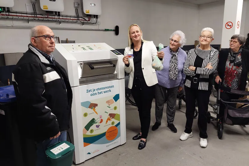 wethouder pluimers start proef afvalscheiding appartementen