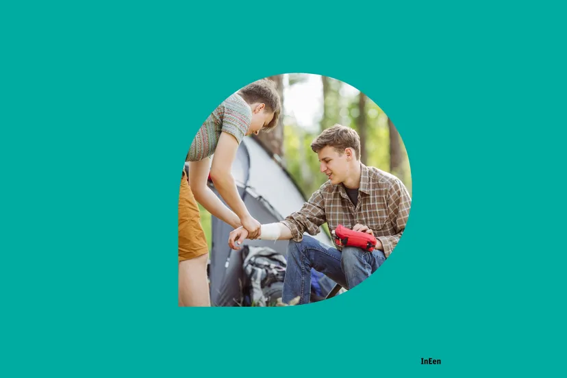 campagne beeld op vakantie en medische hulp nodig ineen