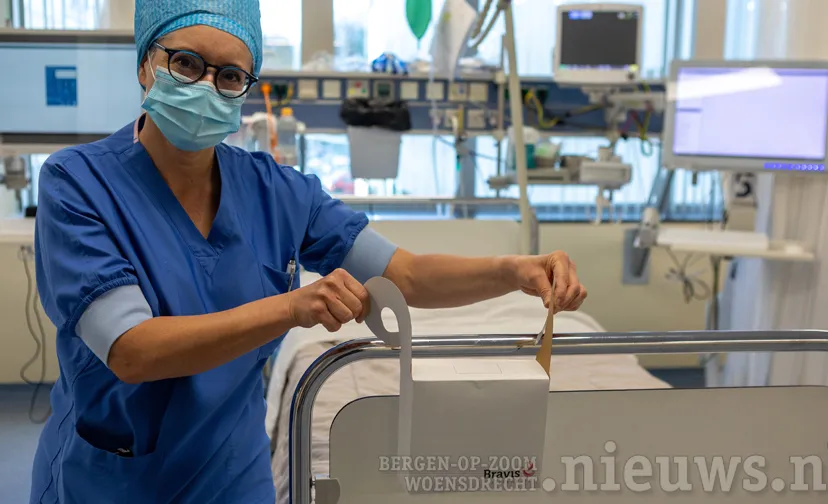 dankzij bravis bedbox kunnen bril gebit en gehoorapparaat mee de operatiekamer in