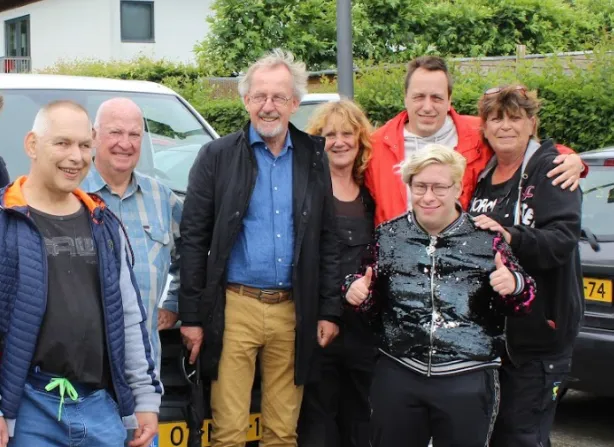 groepsfoto overhandiging bus