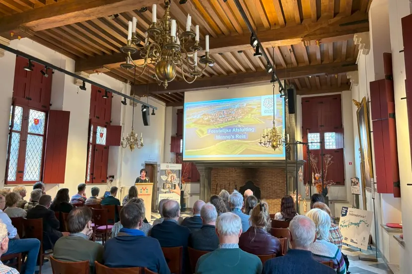 ruim 60 aanwezigen kijken samen terug op het eerste jaar mennos reis middel