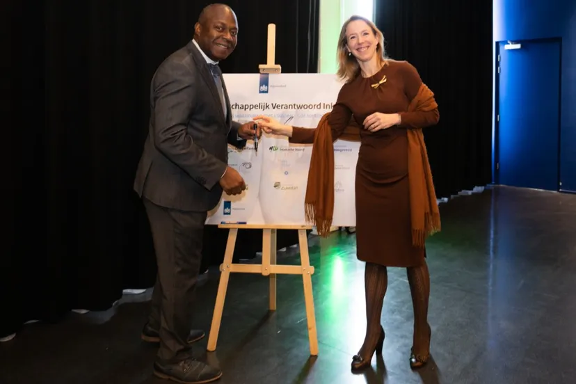 wethouder andrew harijgens samen met 15 andere ondertekenaars het manifest maatschappelijk verantwoord inkopen mvi tijdens de opening van de nationale conferentie circulaire economie in den haag