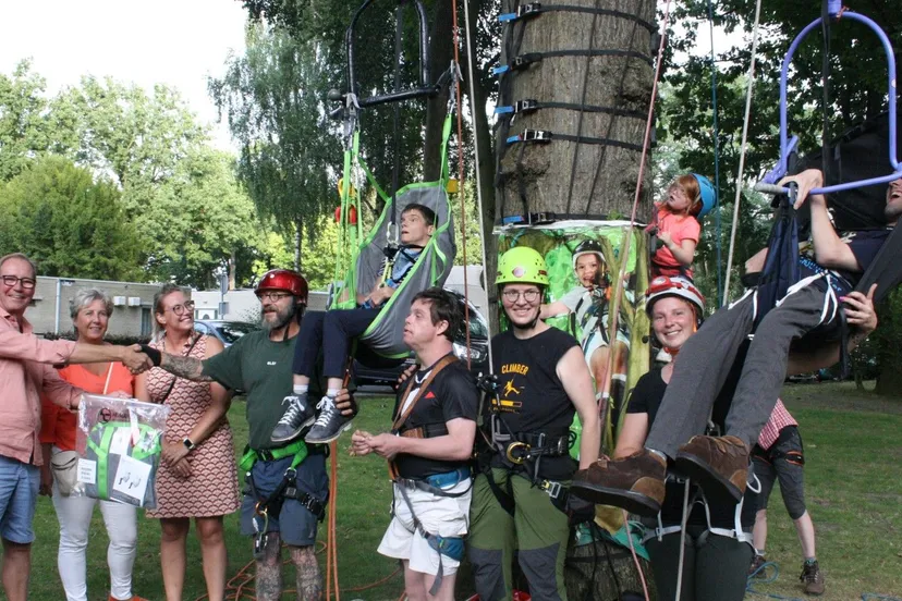 overhandiging materialen aan klimclub 1