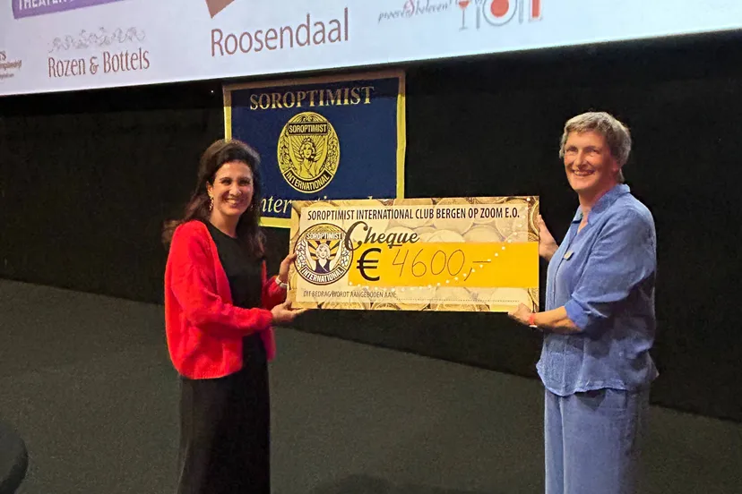 v.l.n.r. Thana Kammeijer, bestuurslid Voedselbank GoedOntmoet; Tineke de Waal, voorzitter Soroptimistclub Bergen op Zoom e.o.