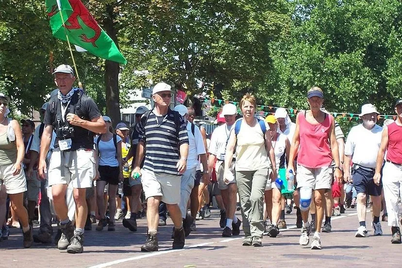 1024px intocht vierdaagse 2006 dag 1 e1436114775219