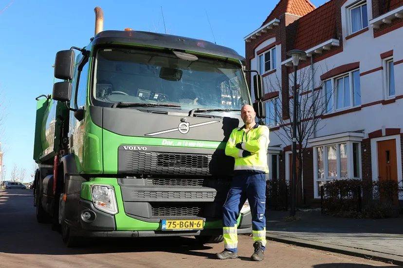 20230227 week van de helden dar chauffeur afvalinzameling bij vuilniswagen