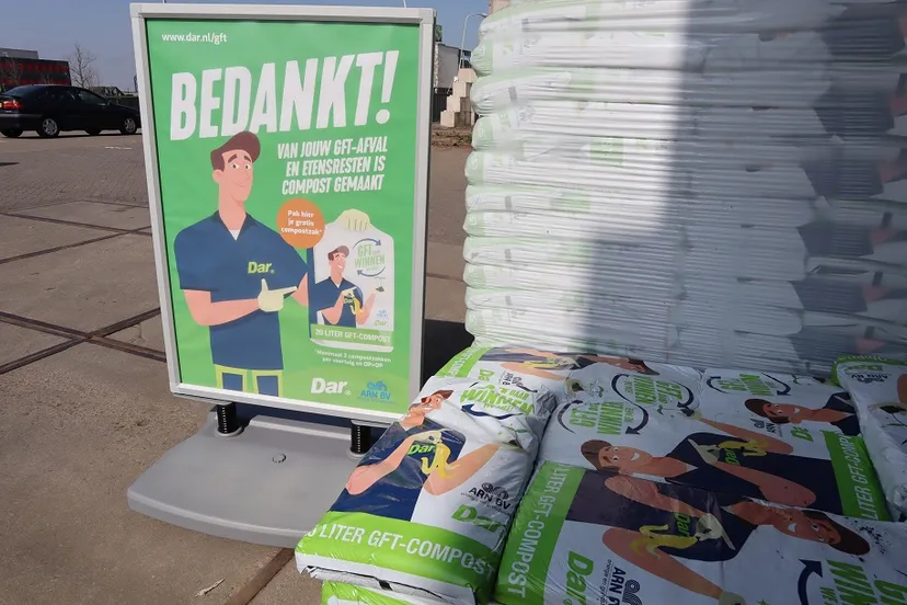 20230327 compostzakken op milieustraat