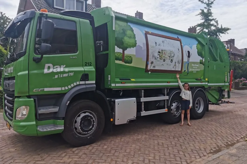 20240228 winnaar elma van de tekenwedstrijd 2023 bij de inzamelwagen met tekening erop