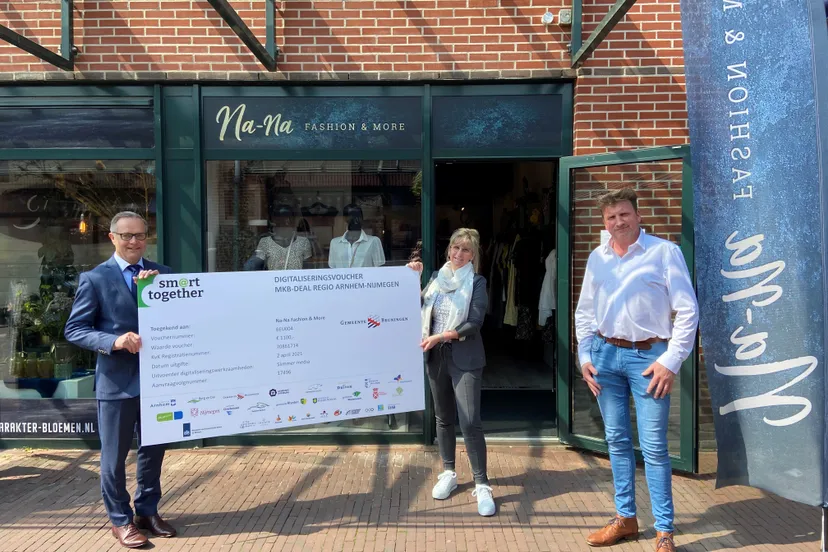 210422 foto bij persbericht uitreiking eerste digitaliseringsvoucher mkb deal sm at rt together