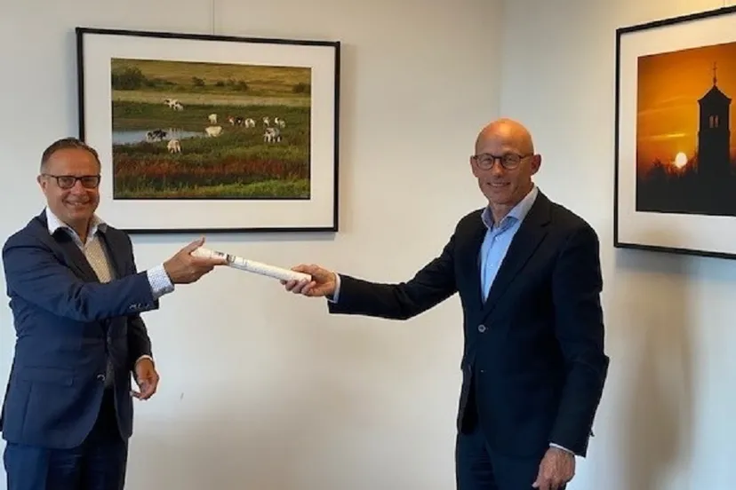 210908 wethouder hans driessen die het stokje overneemt van wethouder gerard de wildt