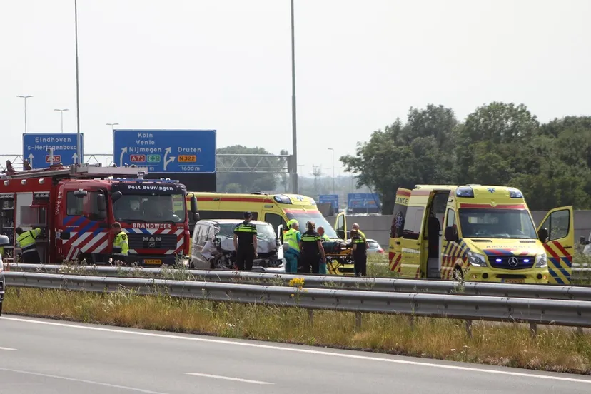 214076 busje klapt achterop vrachtwagen op de a50 bij ewijk img 2857