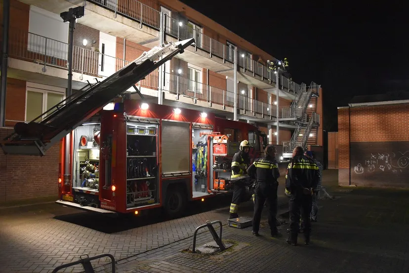 260098 brandweer in actie voor los dak paneel van pand in beuningen dsc 1242 2