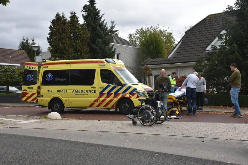 341125 man gaat met elektrische rolstoel onderuit in beuningen dsc 4747