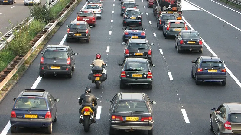 800px stau a13 e1438376997473