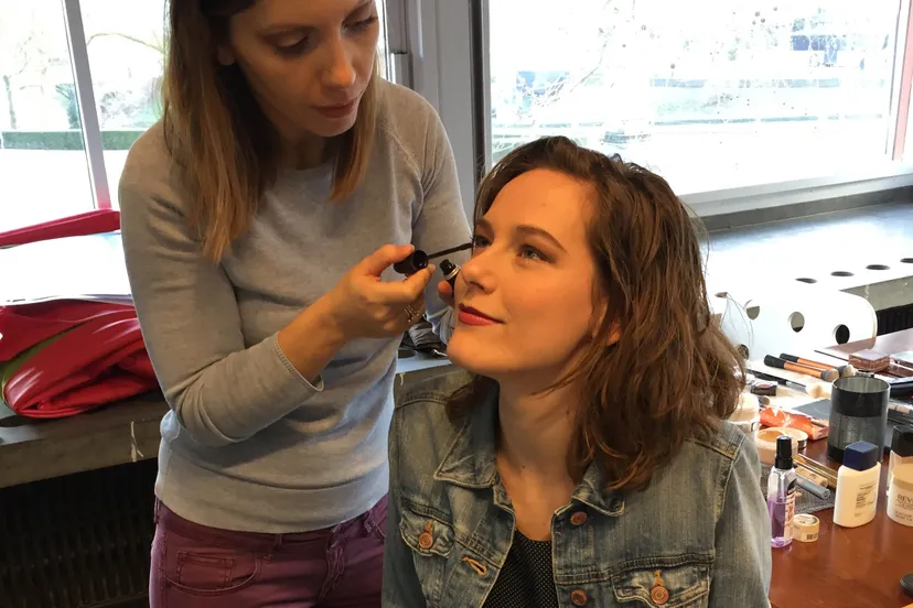 ambassadeur linda van der pol wordt opgemaakt voor de fotoshoot