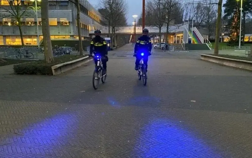 bikes blauwe verlichting 915x518 1