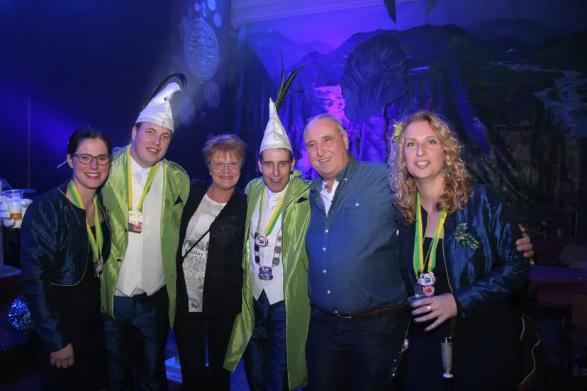 boerenbruidspaar samen met het prinsengezelschap