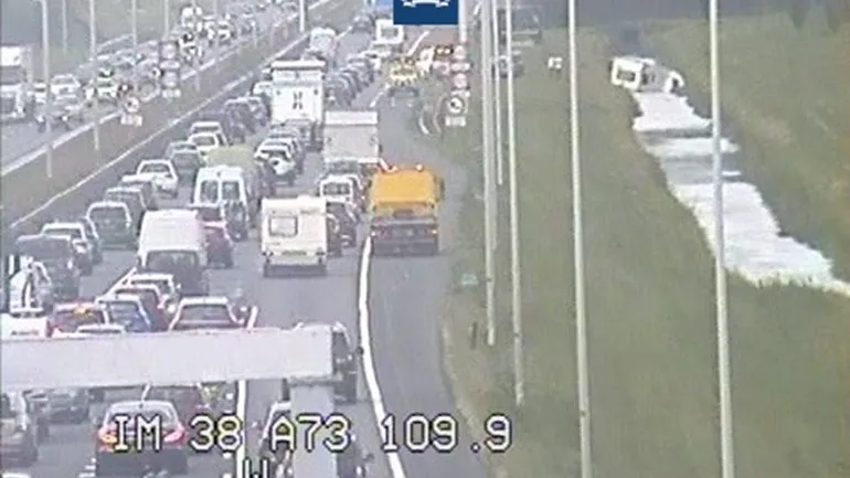 caravan in de sloot langs de a73 bij beuningen foto rijkswaterstaat