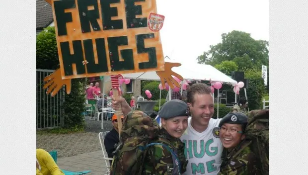 cykl2nyvu5f98lm99hatrck0h free hugs 2012