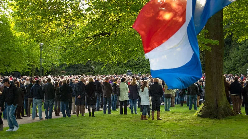 dodenherdenking 4 mei 2010 enschede monument in het volkspark e1430734911421