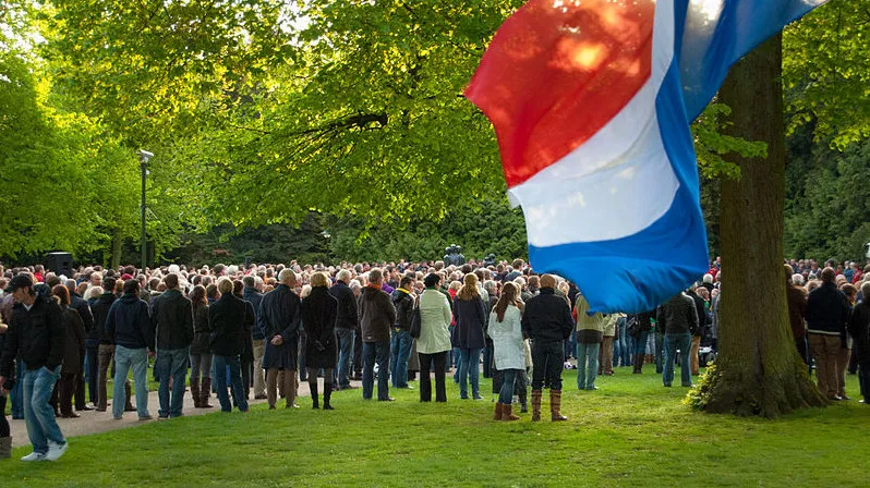 dodenherdenking 4 mei 2010 enschede monument in het volkspark e1430734911421