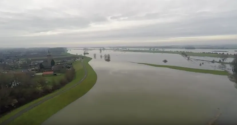 drone beelden hoogwater in winssen
