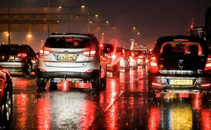 drukke spits verwacht door regen