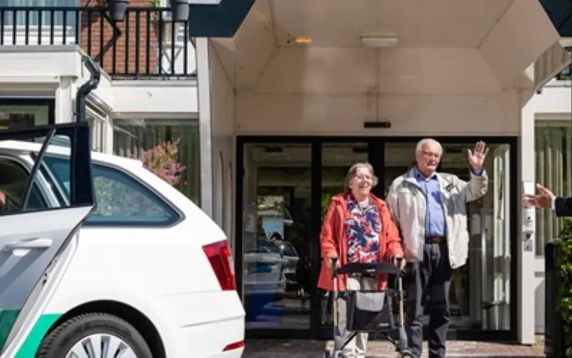 echtpaar wordt thuis opgehaald