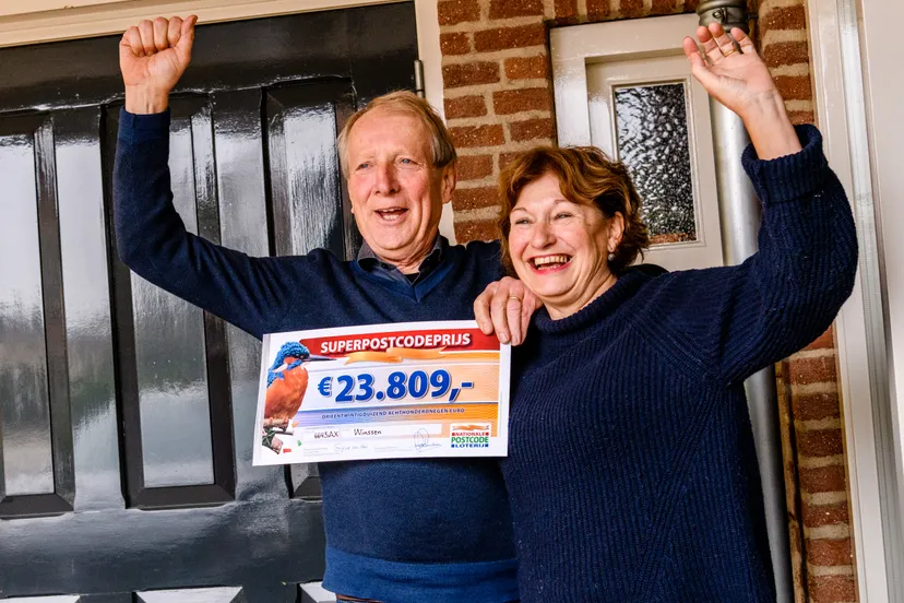 foto 3 gerard en marian uit winssen worden verrast met de superpostcodeprijs cheque 1