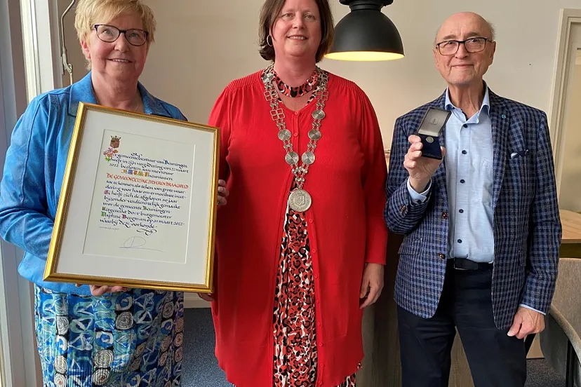 foto uitreiking gemeentelijke zilveren draagspeld