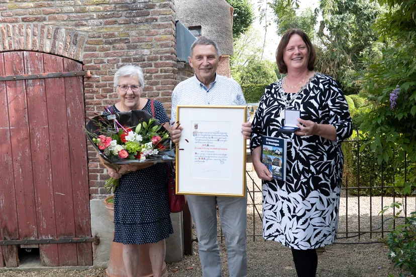 gemeentelijke zilveren erepenning voor de heer adriaan maters