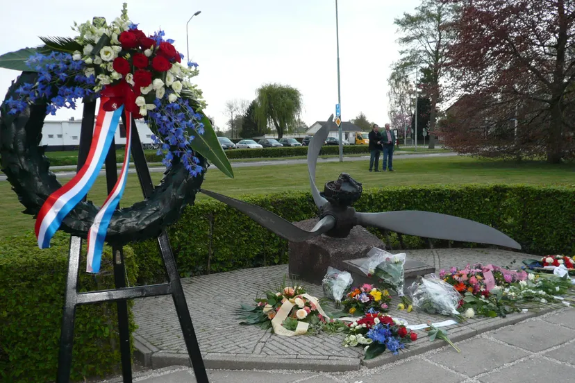 hbtt9fuy28wwoks37l51hizpb dodenherdenking beuningen 2013