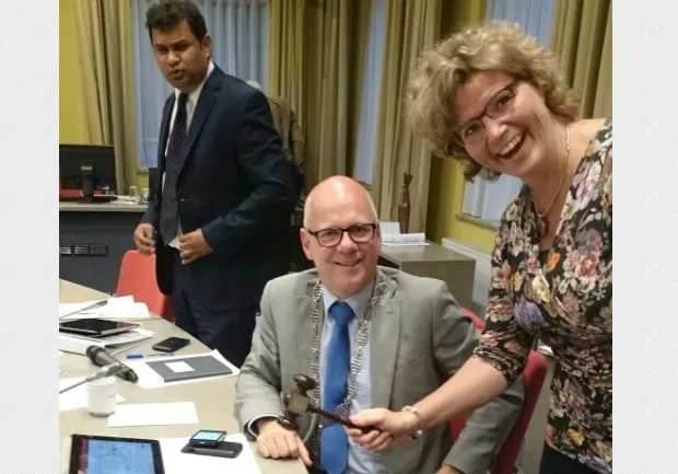 hm0476w3f3mmn7gjvrjucs0a4 leonie peer