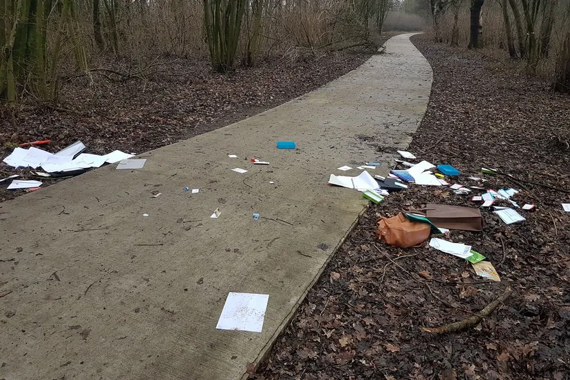 hoeveelheid goederen op een fietspad bij de groene heuvels gedumpt