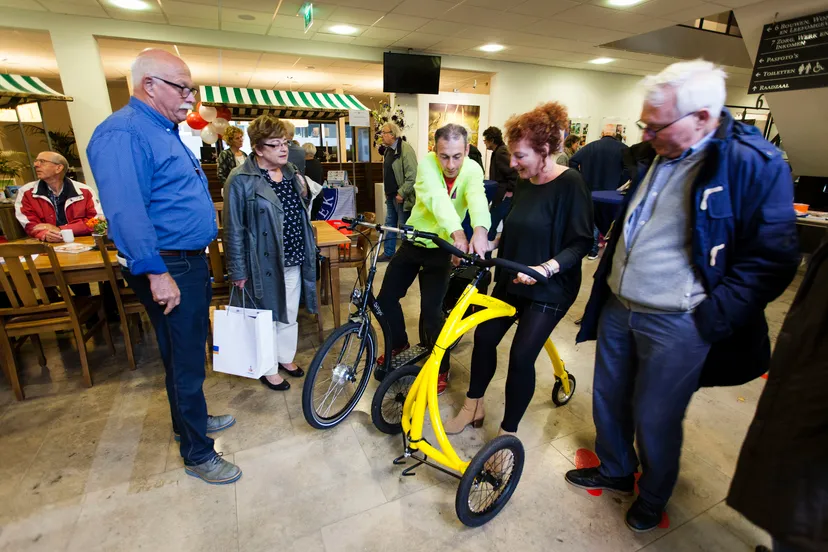inwoners laten zich informeren over loopfietsen