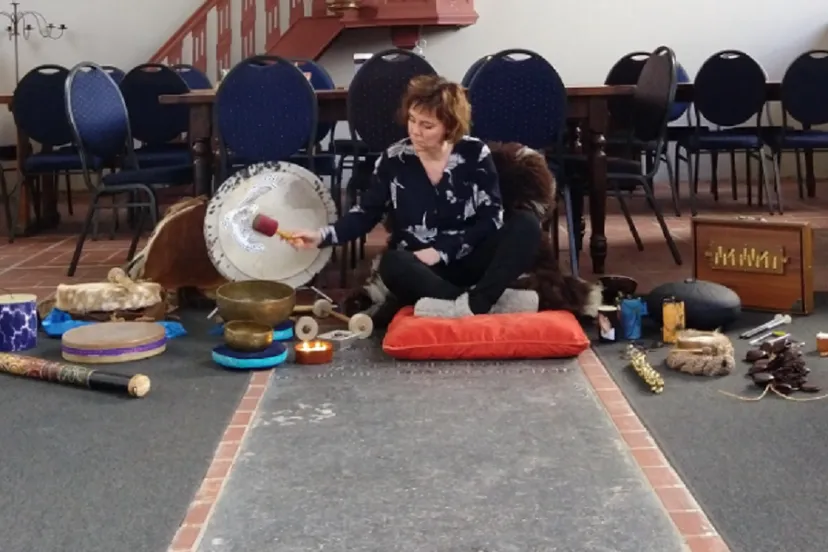 klankmeditatie in cultureel kerkje in winssen